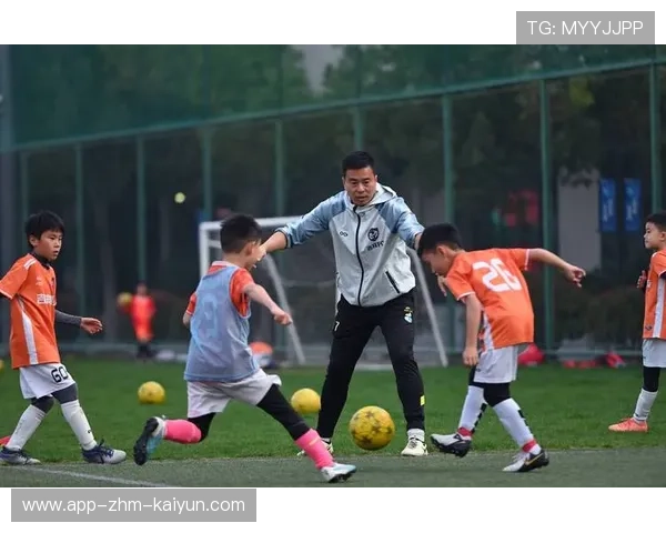 足球俱乐部在青训中设立家长学校与成长沟通渠道，足球青训俱乐部招生宣传